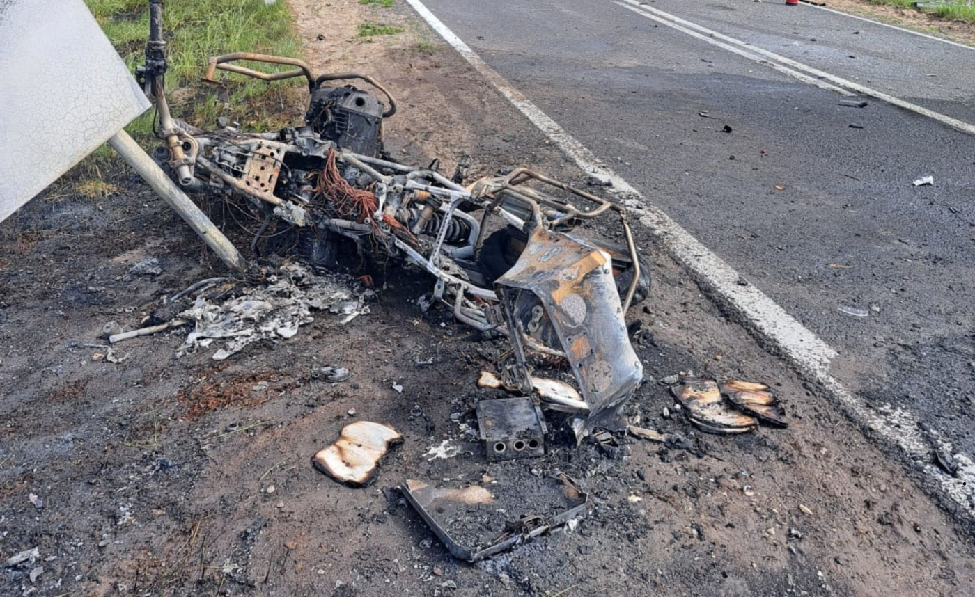 Motocyklista zginął w wypadku koło Gorzowa. Motocykl stanął w ogniu