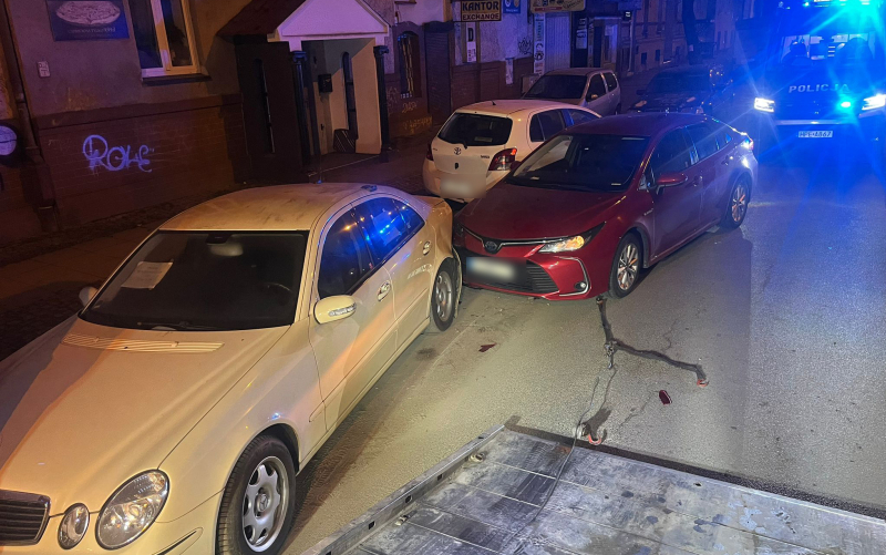 Pijany kierowca Toyoty rozbił zaparkowane auta na Borowskiego