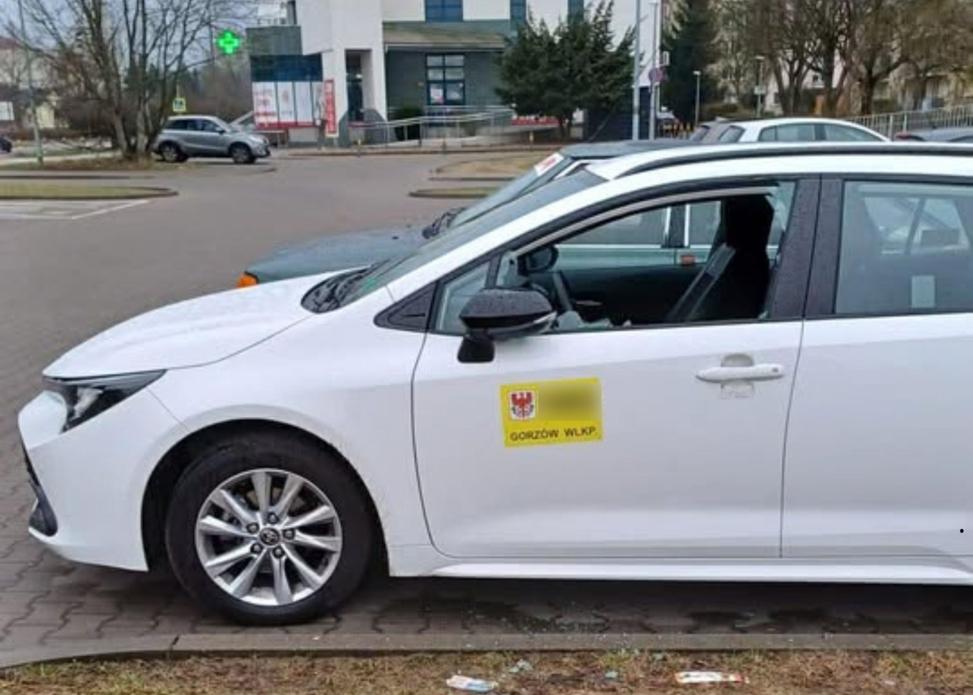 Pod osłoną nocy ktoś wybił szyby w kilkunastu Boltach