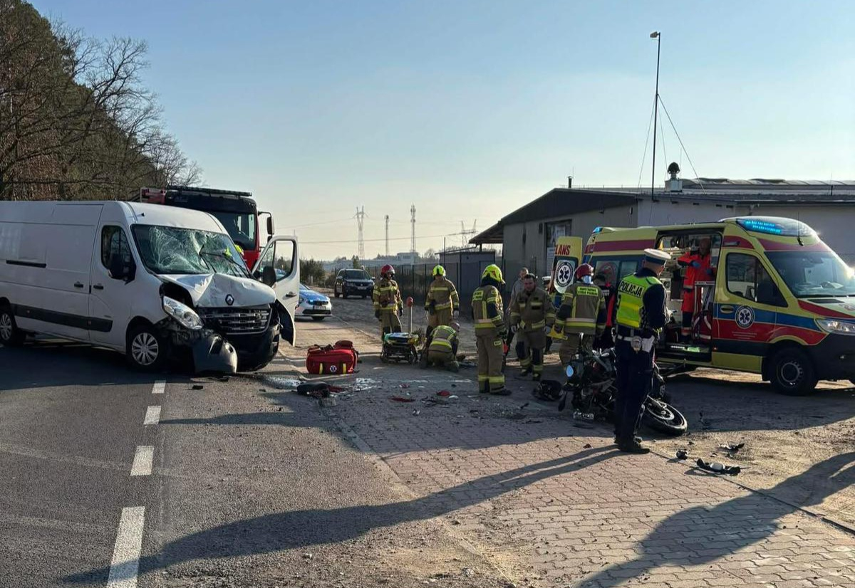 Zderzenie busa i motocyklisty. Ciężko ranny motocyklista trafił do szpitala