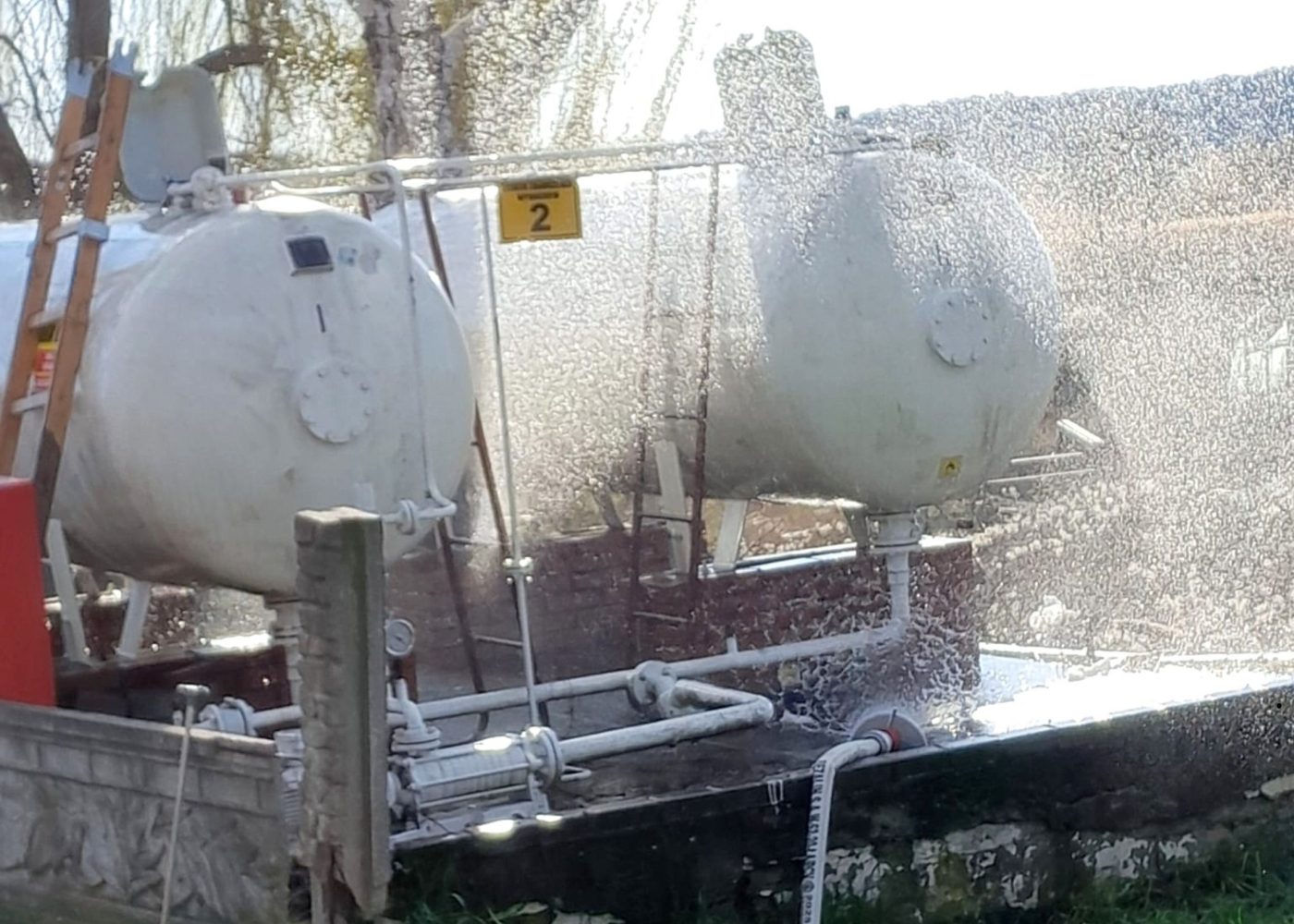 Rozszczelniony zbiornik z gazem na stacji paliw w Kamieniu Małym