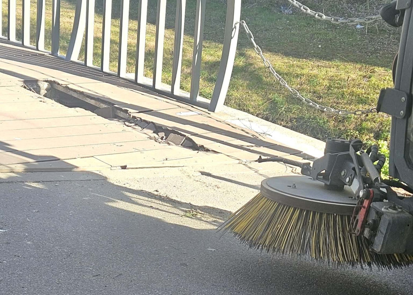 Mostek w parku Róż zniszczony. Deski załamały się pod zamiatarką