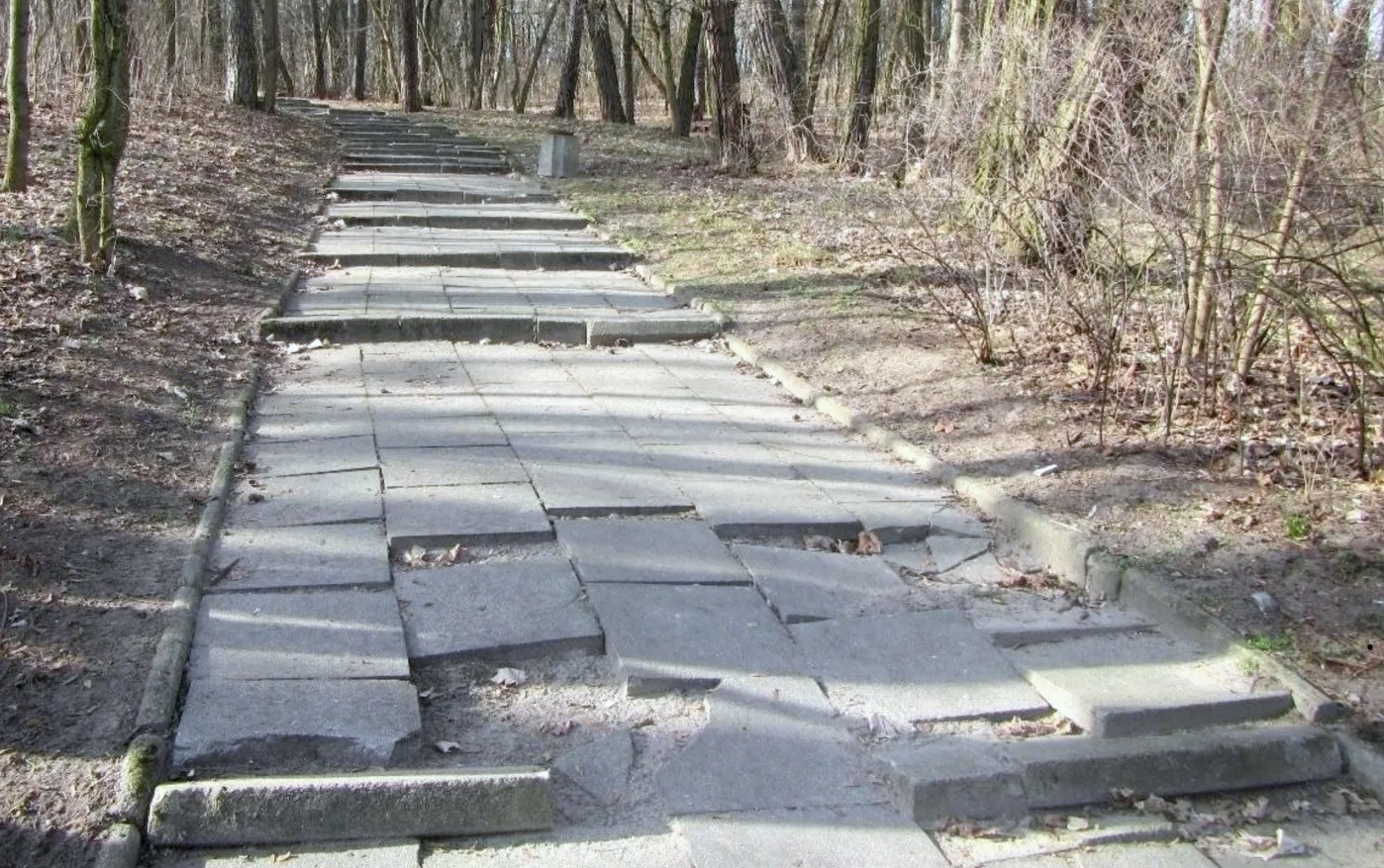 Zniszczone schody w parku Słowiańskim do rozbiórki. Będzie nowa kostka i oświetlenie