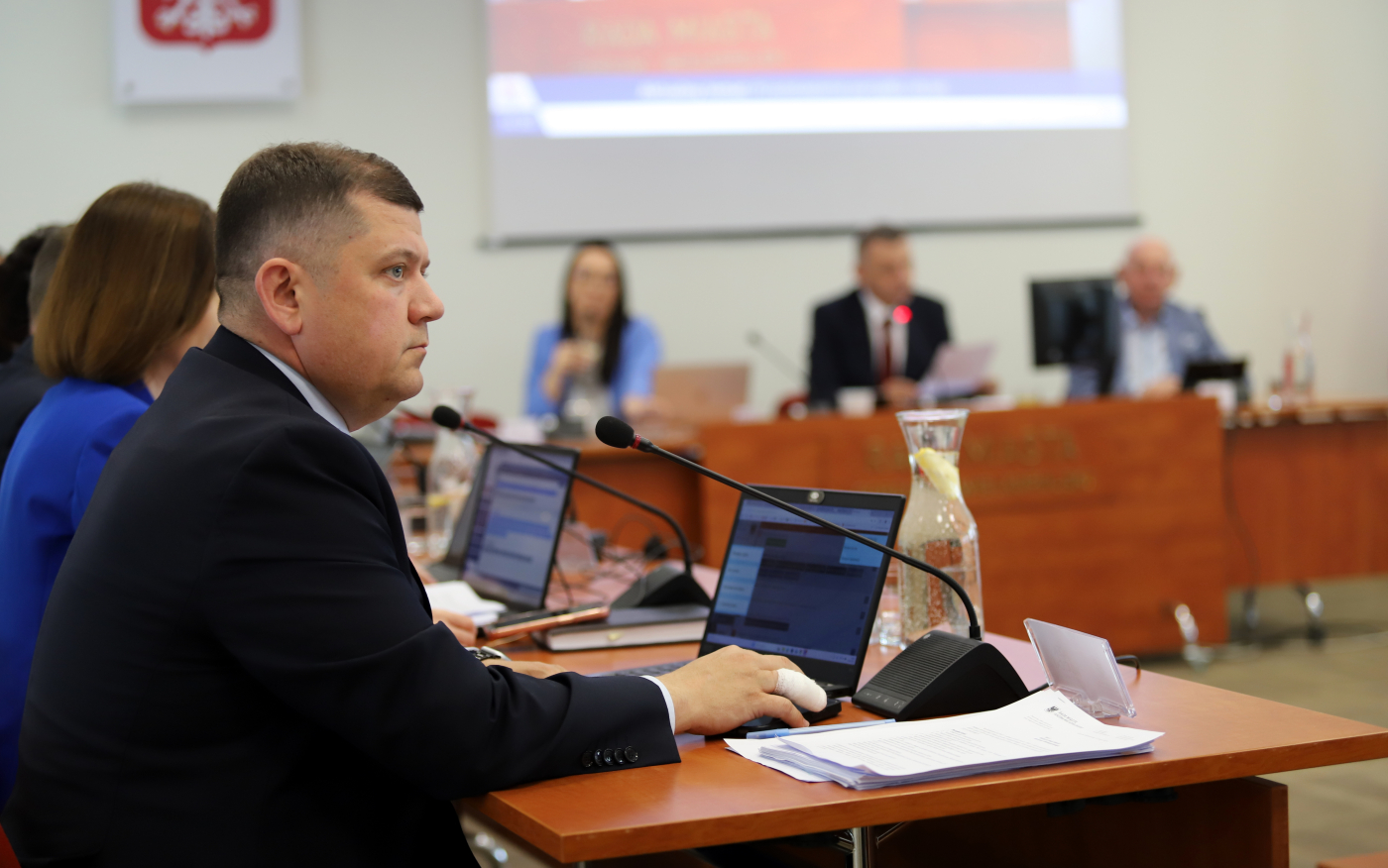 Urzędowe analizy to za mało. Radni pytają prezydenta o realne działania dla młodych