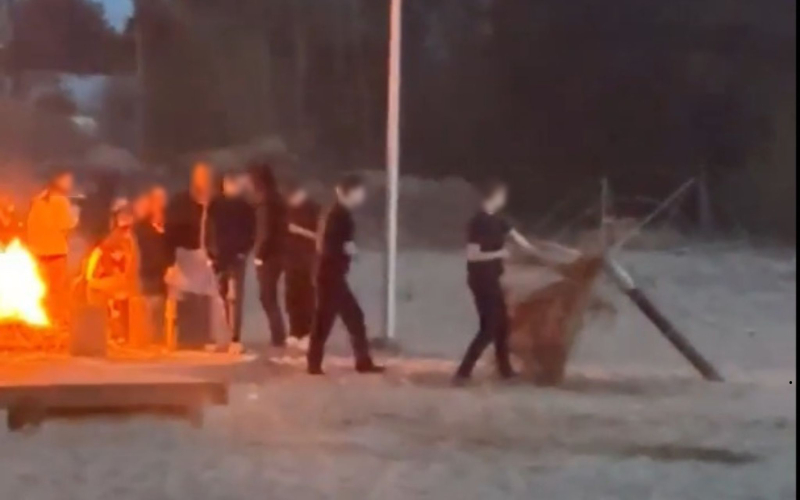 Niszczyli i palili plażowe parasole w ognisku nad jeziorem w Karninie