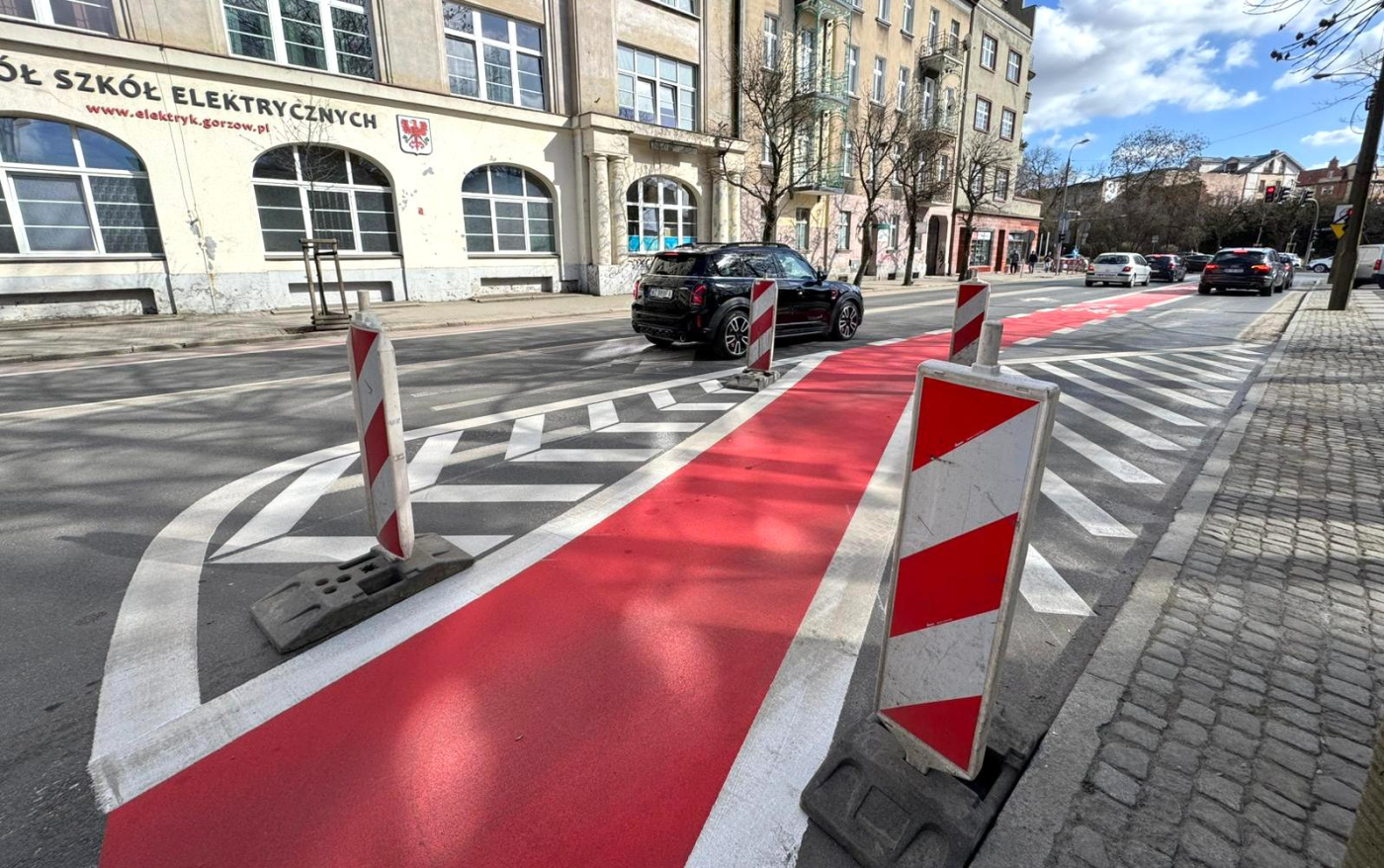 Pas rowerowy zostaje na środku jezdni. Poprawki na Dąbrowskiego tylko "kosmetyczne"