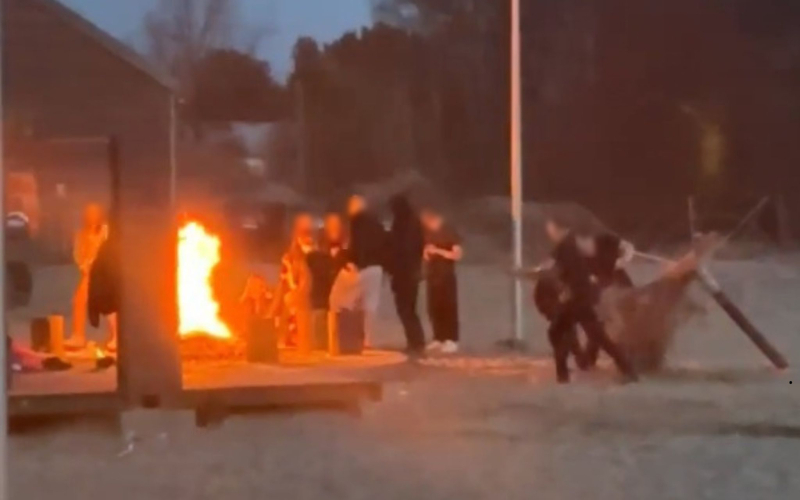 Namierzyli wandali z plaży w Karninie. 18-latek odpowie za spalenie parasoli