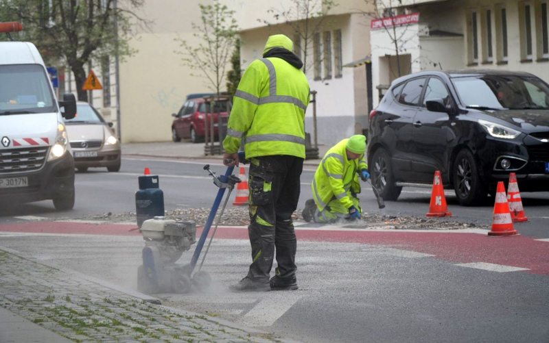 Usuwanie oznakowania poziomego na Dąbrowskiego
