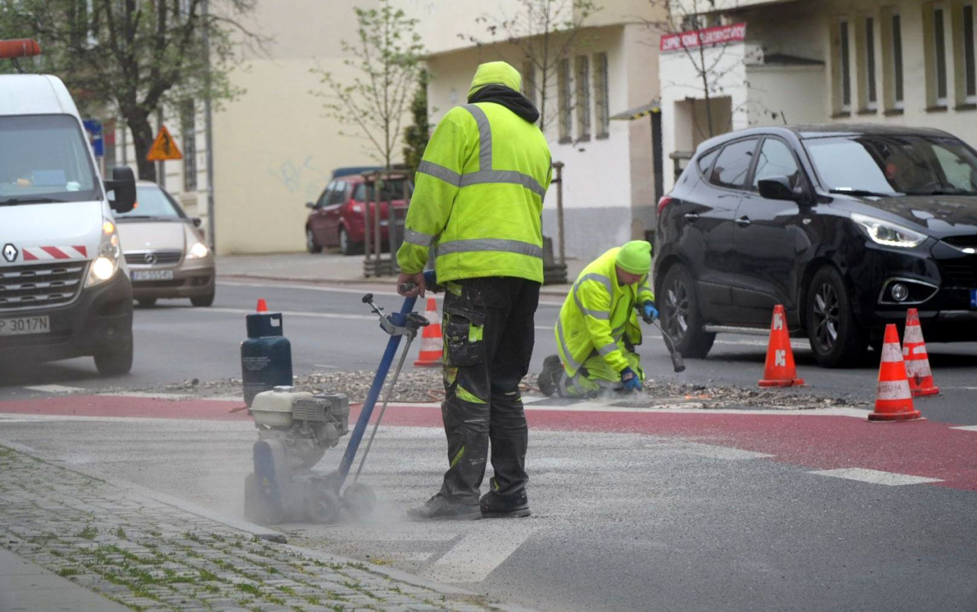 Palnik poszedł w ruch na Dąbrowskiego. Znika część kontrowersyjnego oznakowania