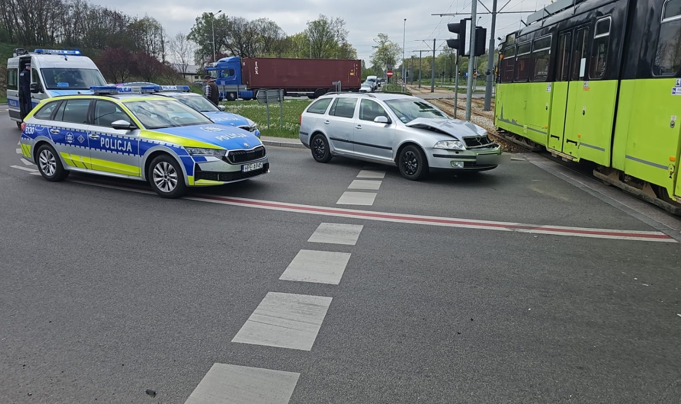 Kierujący skodą wjechał wprost pod tramwaj. Zignorował czerwone światło