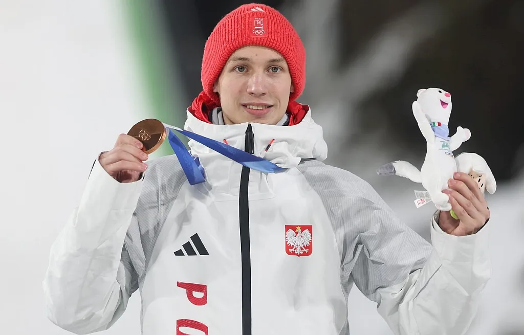 Polak znów na podium igrzysk – brąz Tomasiaka w Predazzo!