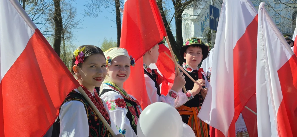„Marsz Polonii” w Dyneburgu – biało-czerwony pochód pamięci i wspólnoty – Korespondencja własna