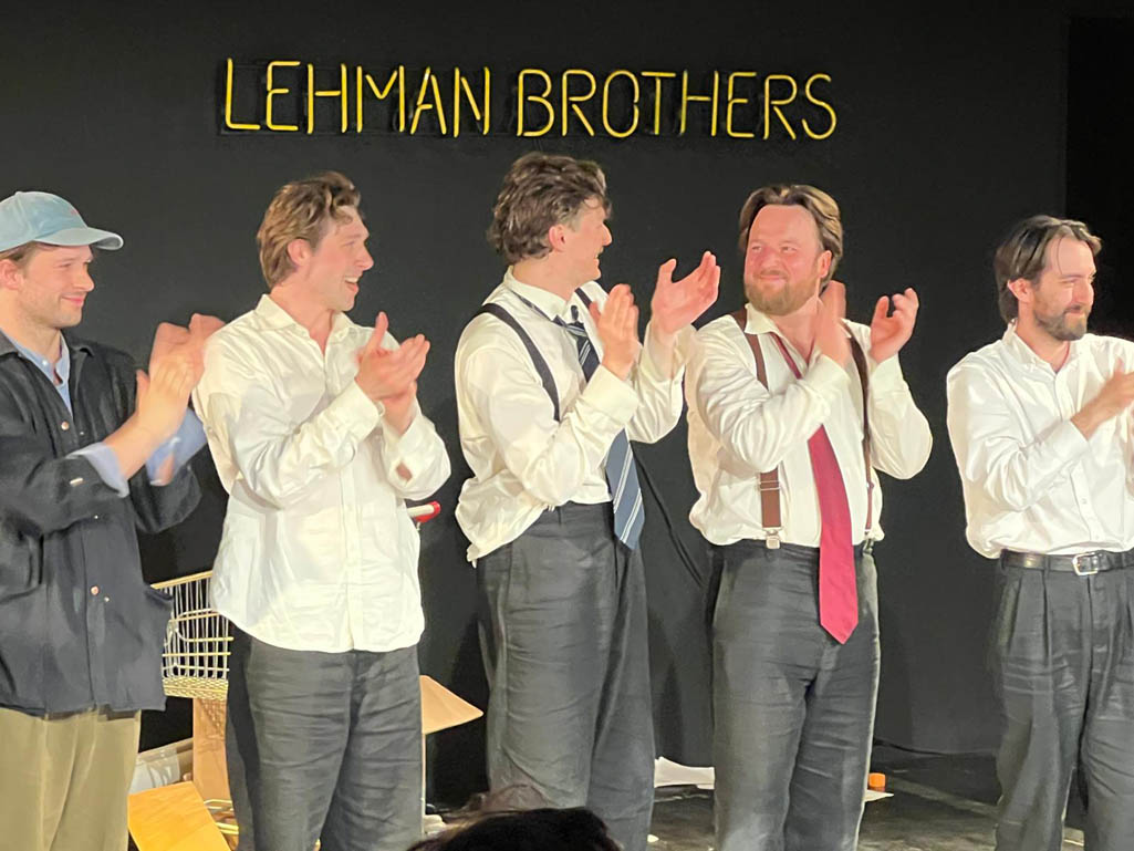„Bracia Lehman” w Teatrze Współczesnym. Wielka historia opowiedziana siłą teatru