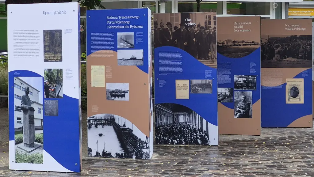 „Od marzeń o własnym porcie do okna na świat”… Nowa wystawa IPN na placu Zgody w Szczecinie