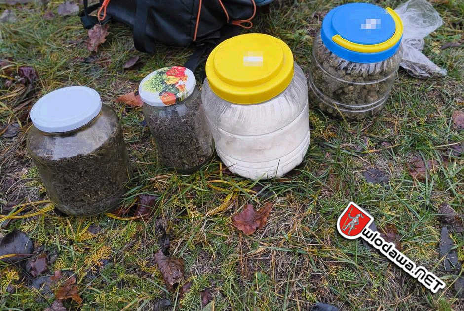 Włodawa: Spiżarnia dilera a w niej 4 słoiki po ogórkach które pomieściły 1500 porcji narkotyków
