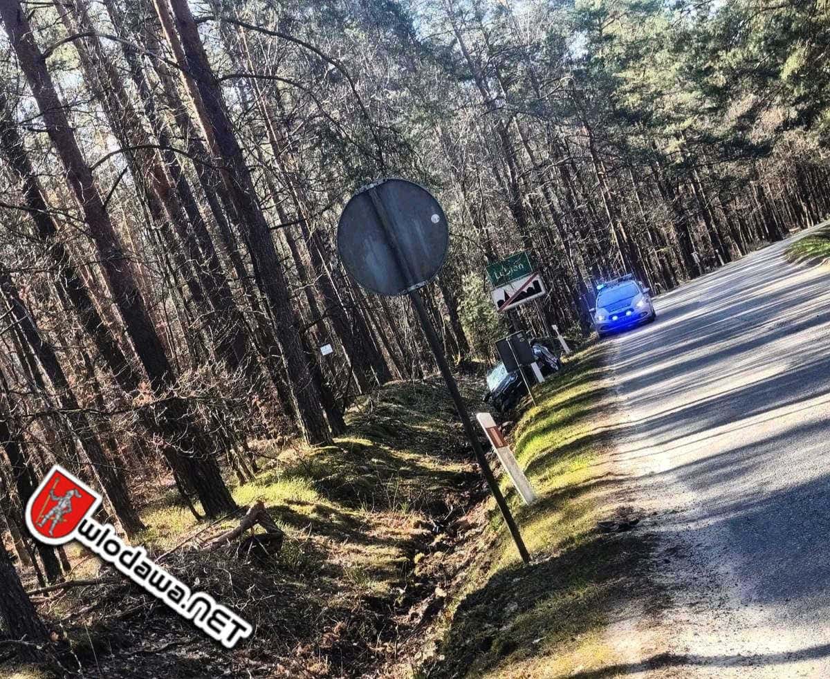 Włodawa na sygnale: Dachowanie auta ze śląska pod znakiem w Lubieniu