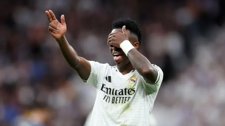 Luis Figo udziela porad Viniciusowi Juniorowi na temat „Prowadzenia fanów Realu Madryt”