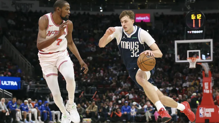 Mavericks nalegał, aby ponownie połączyć Coopera Flagga z mierzącym 6 stóp i 6 cali byłym kolegą z drużyny strzelców wyborowych Duke’a w poza sezonem Caleb Hightower