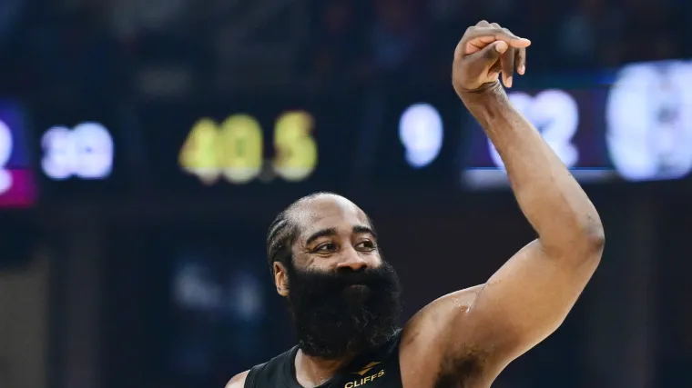 James Harden świętuje, iż został dopiero dziewiątym graczem, który zdobył ponad 29 000 punktów C Martin Magsino