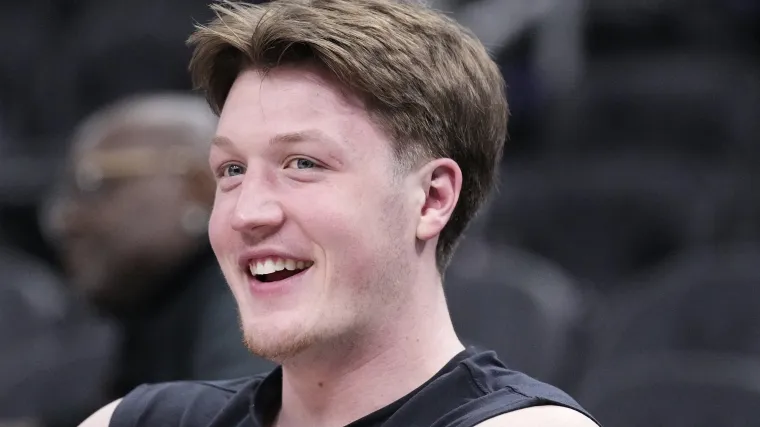 Członkowie drużyny Hornets pojawiają się w koszulkach Kon Knueppel SLAM i to mówi wszystko Rodney Knuppel