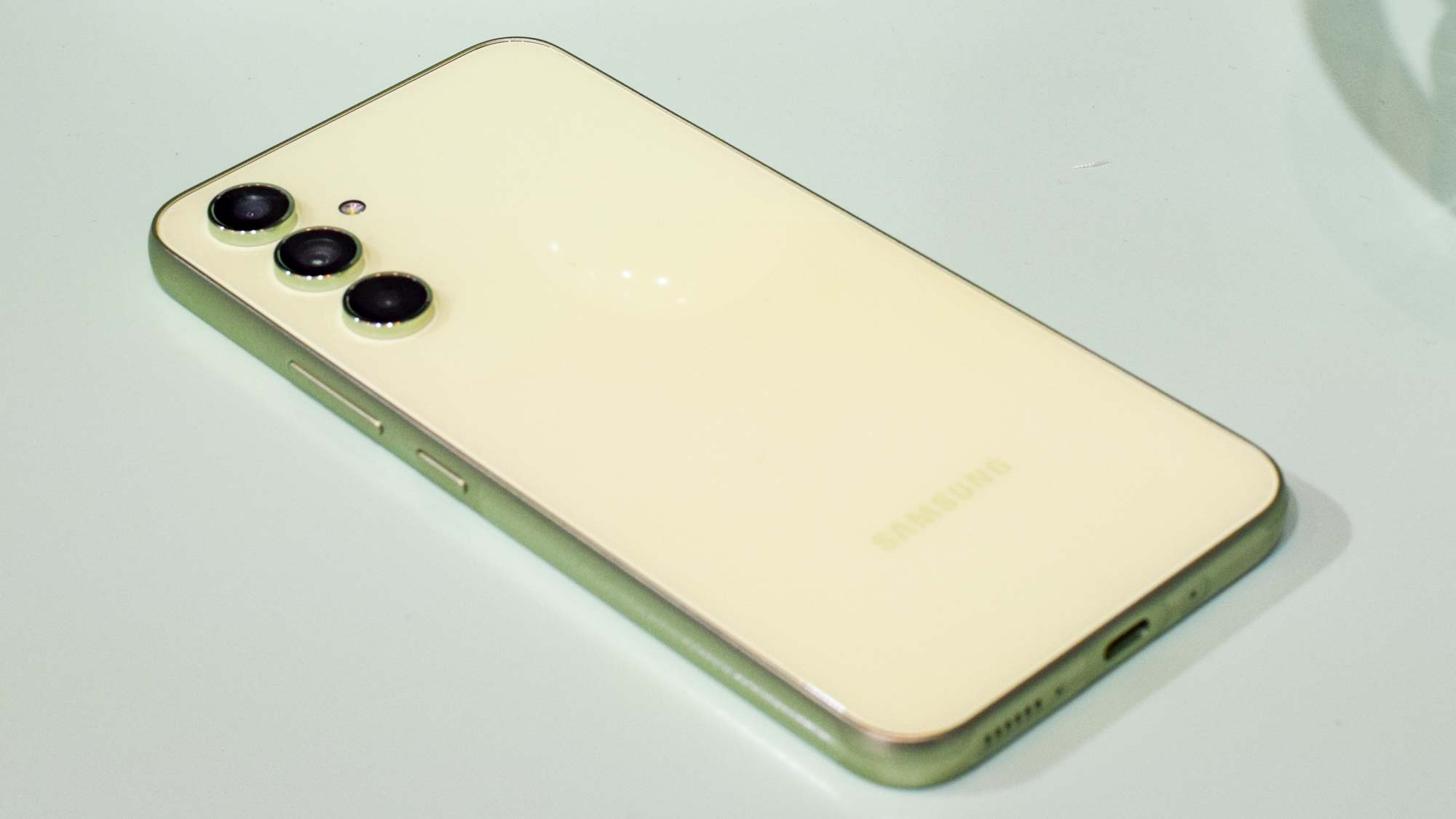 Samsung Galaxy A54 vs. Google Pixel 7a: Który budżetowy telefon wygra?